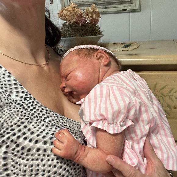 Beautiful reborn doll. Feels so realistic. Soft hair and articulated head/limbs. - Picture 3 of 16